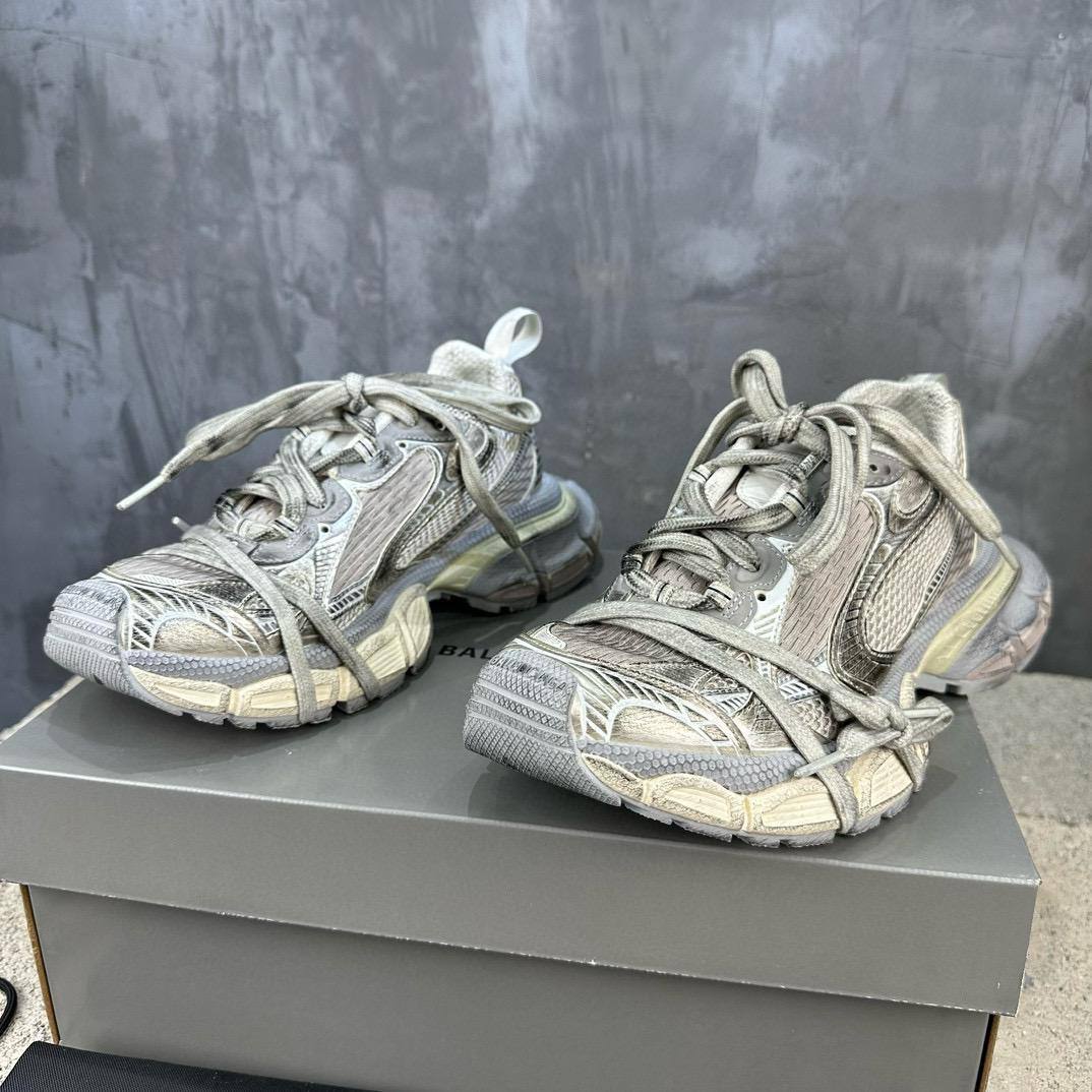Balenc44iaga shoes
