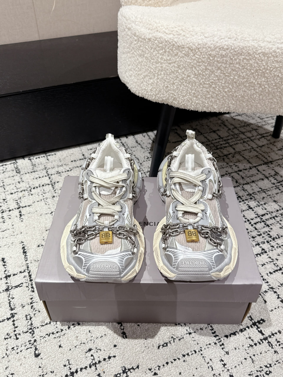 Balenc44iaga shoes